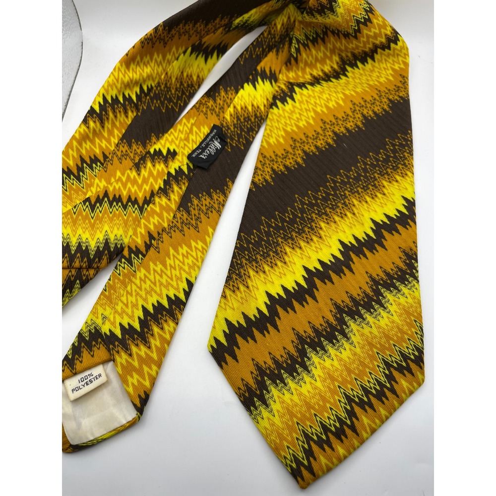 Vintage Miller's Knoxville 70s Wide Tie Yellow Brown Chevron Zigzag Polyester
